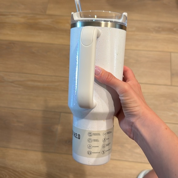 Stanley Target Exclusive H2.0 Pearl Flow State Quencher Tumbler 40 Oz white - Picture 4 of 6